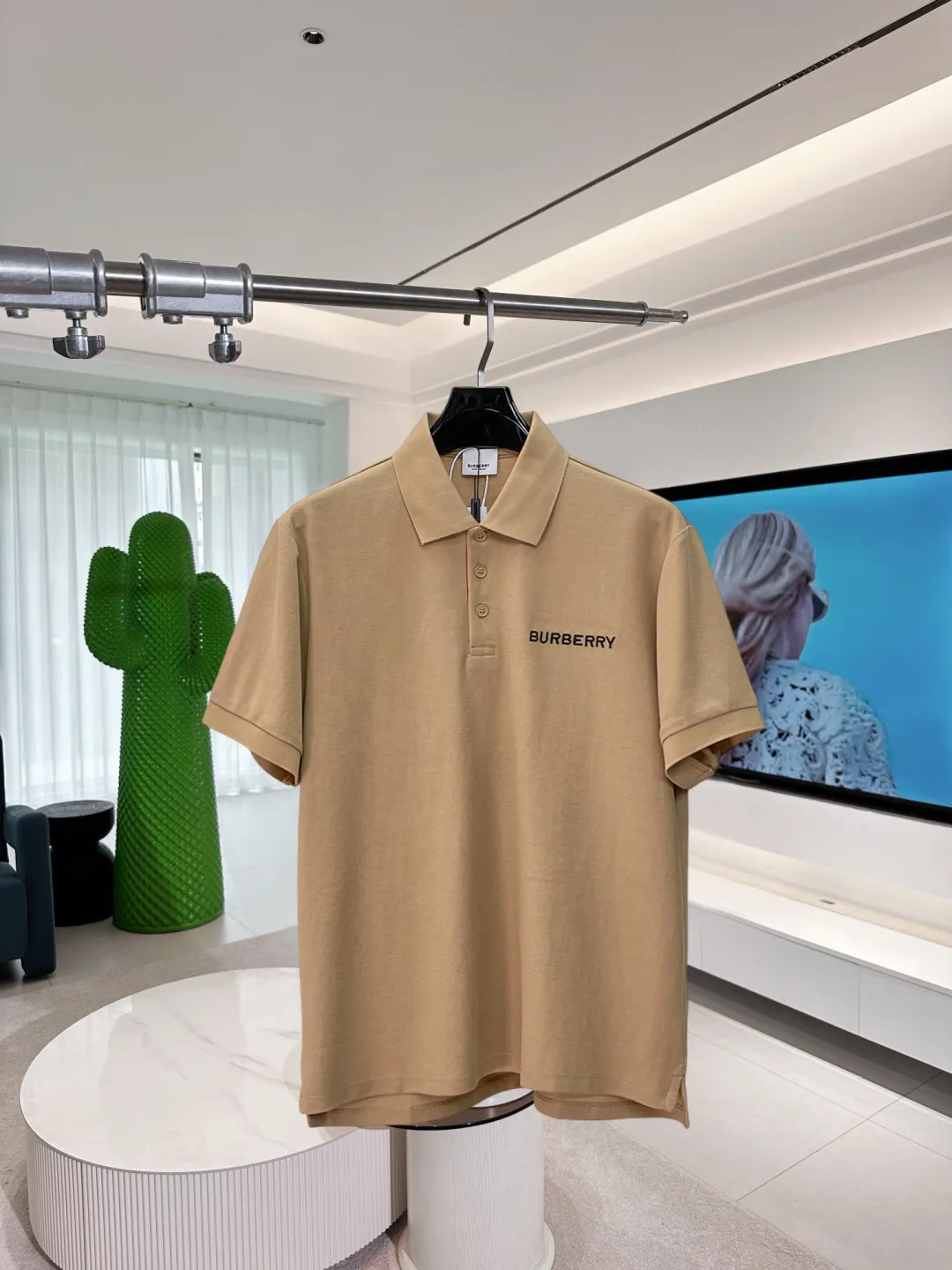 BURBERRY New Arrival Polo shirt, complete with three labels, original fabric, original customized accessories, official Same Style, using 210 grams of pure cotton pique fabric, customized same-tank dyed fabric, very comfortable and smooth to the touch, very wide and stylish, produced by a first-line brand on behalf of Factory, imported Behringer embroidery machine, embroidery is full and textured, imported Kangli direct-injection machine, printing is clear and textured, the collar rib is woven with imported yarn It will not lose shape after being worn for a long time. It is the most New Arrival style in spring and summer. It is fashionable and individual. It is super Versatile and looks good. It is very suitable for both men and women. It is a must-have for everyone. Size: S-XXL